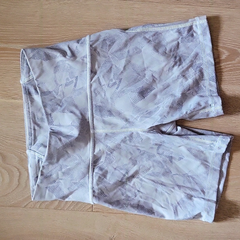Lululemon bike shorts size 6